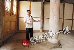潼南縣文管所副所長徐林正在介紹覆盆柱礎