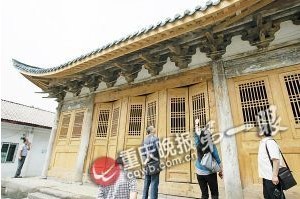 立柱微微向內傾斜，吸引了許多人前來參觀