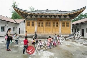 獨柏寺位於一所小學內，早年曾是學校的教室。昨日下午課間，一群小學生在這座古建築前玩耍