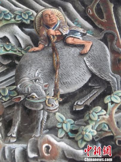 “漁樵耕讀”圖裡分布了二十五個人物，其中這條牛繩相當細，只有火柴大小