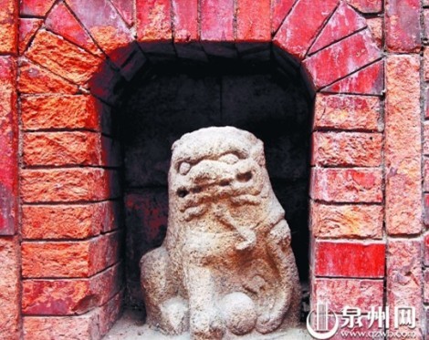 住在紅磚窟裡的抱球石獅很惬意