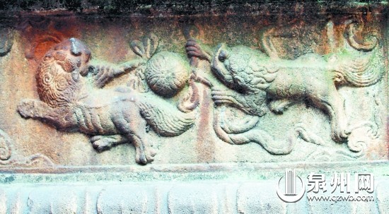 開元寺西塔下的雙獅逗繡球圖惟妙惟肖