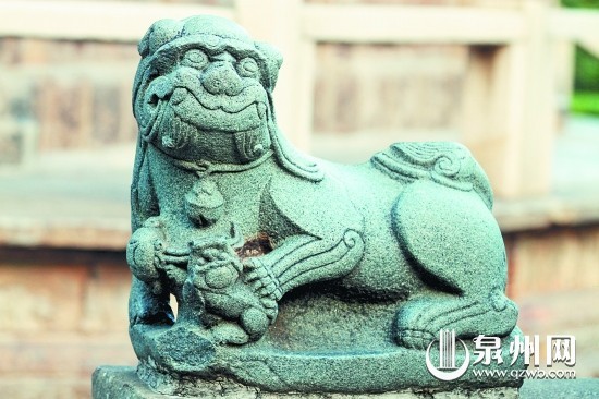 “萌獅妹”對“萌獅兄”的表現表示出無奈狀