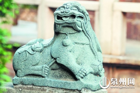 “萌獅兄”咧嘴吐舌，以憨笑示人