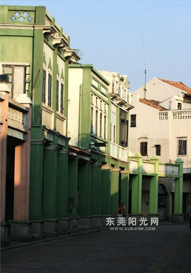 在夕陽下，騎樓建築多少顯得有些落寞，與這個新興發展的城市多少有些不協調！