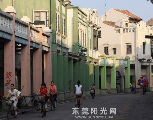 至今仍在這裡生活的居民，他們所居住的騎樓建築，大都是老一代的莞人家中留下的祖產！