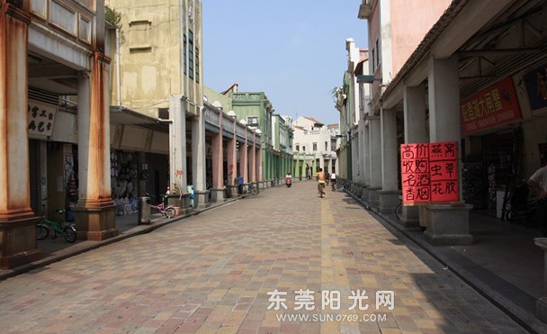 在振華路上，沿街的騎樓式建築被裝飾一新，充滿歐陸風情！