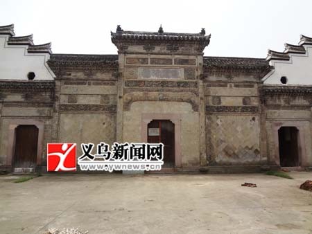 儀性堂的正門和左右龍虎門是“商”字門，為五間式磚雕牌坊門樓