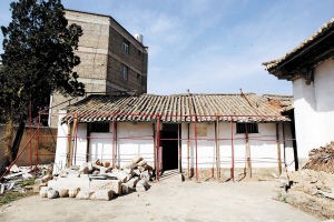 因年代久遠，又是土坯房，文管所用鋼筋和木條對馮友蘭故居進行了加固，防止垮塌