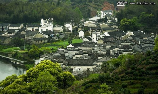 民居依山傍水，錯落有致