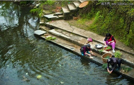 河水清澈，岸邊居民洗菜汰衣