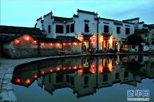 夜幕下的宏村古村落月沼景區