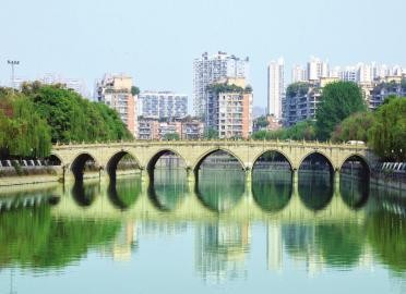 小九眼橋，是根據以前老九眼橋的模樣修建的，兩頭的橋洞為河邊人行道