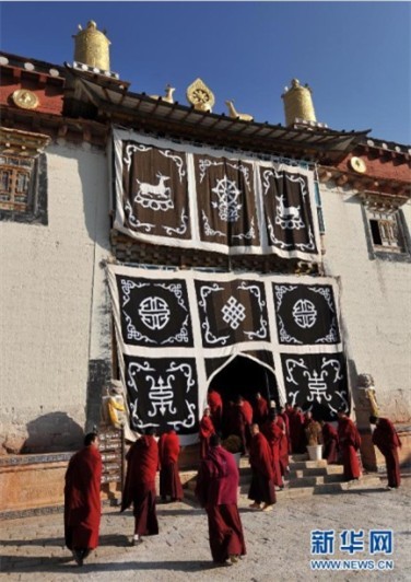 一些僧人在雲南香格裡拉縣的噶丹松贊林寺內准備進入大殿誦經
