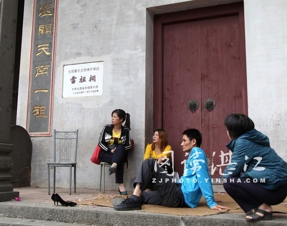 三兩村民在全國重點文物保護單位——雷祖祠大門前閒聊