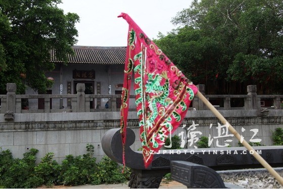 雷祖祠前傾斜的祭旗