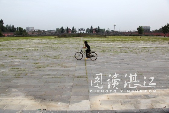 一小孩在雷祖祠景區的大廣場騎耍