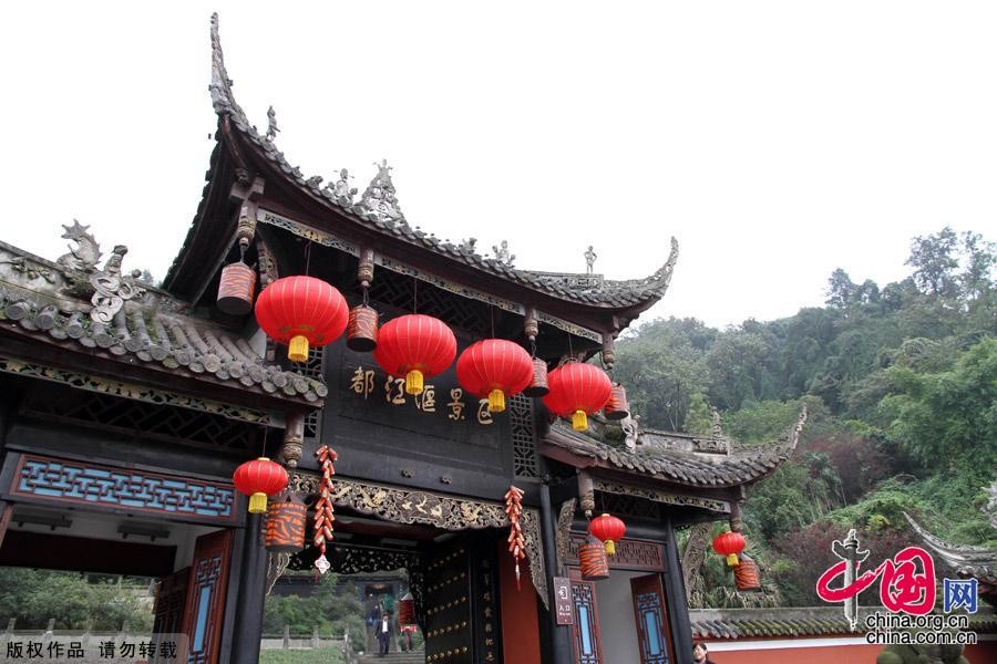 都江堰是中國建設於古代並使用至今的大型水利工程，圖為都江堰景區大門