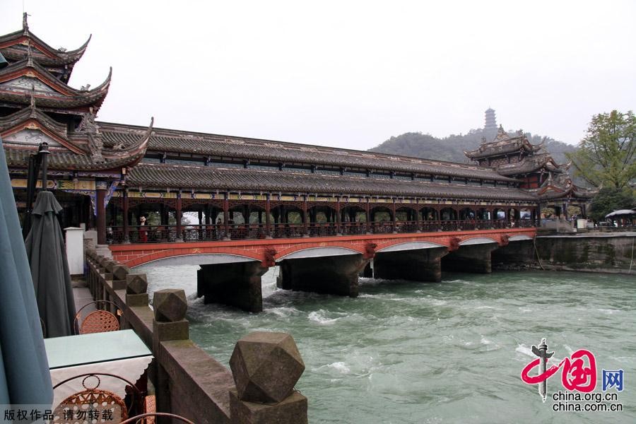 都江堰是中國建設於古代並使用至今的大型水利工程，圖為都江堰景區大門
