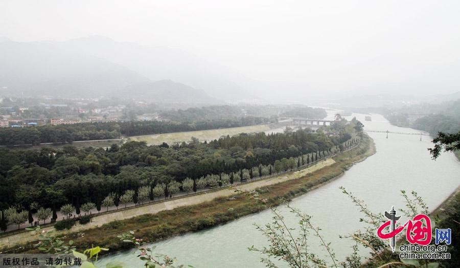 魚嘴把岷江水流一分為二。東邊的叫內江，供灌溉渠用水
