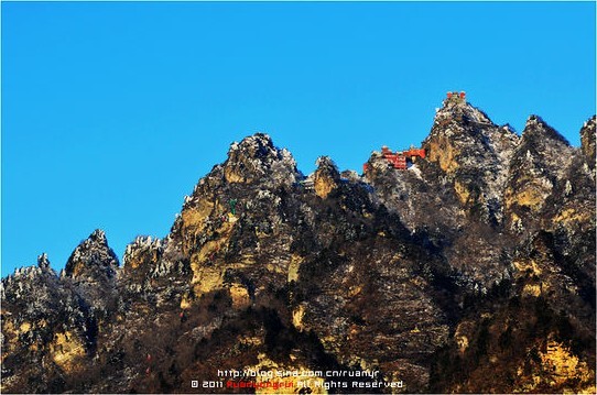 站在山腰間可以清晰地看到主峰上的太和宮