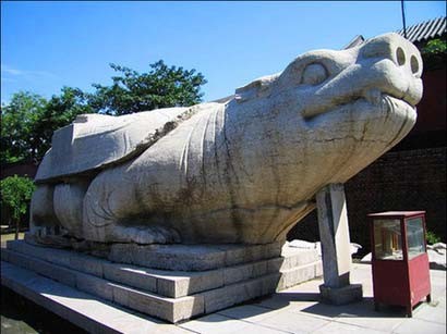 開元寺巨大赑屃(bixi)殘碑基座
