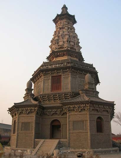 廣惠寺華塔:主塔和小塔高低錯落,主次相依,精巧華麗,壯觀秀逸