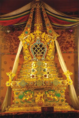 殿內靈塔
