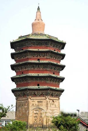 上大下小的文峰塔遠景圖