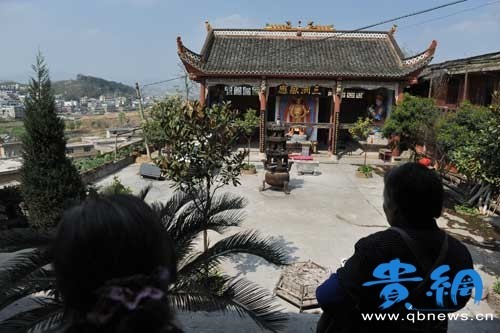 望著有可能搬遷的古寺，村民們非常捨不得