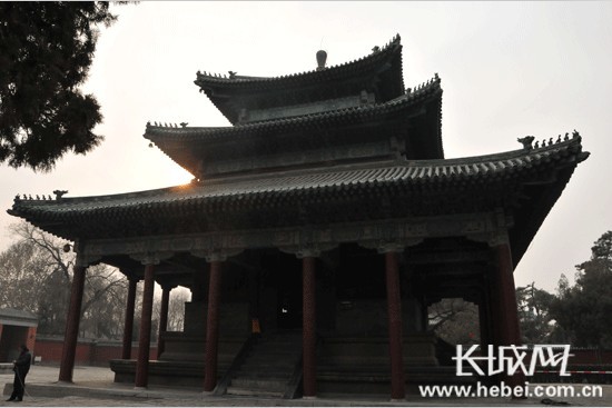 陽光掩映在寺與樹之間