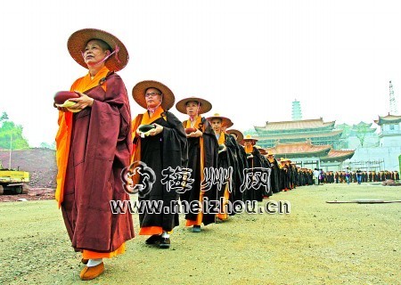 千佛塔寺舉行“托缽行腳”活動