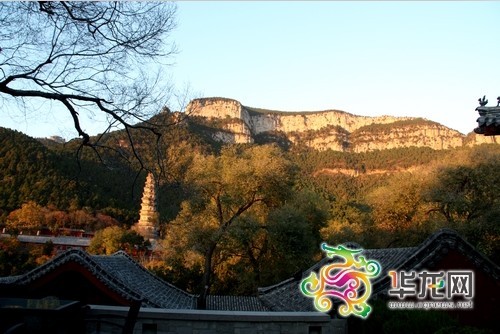 藏身於山間的靈巖寺往往在夕陽西下時分有著別樣的神秘感