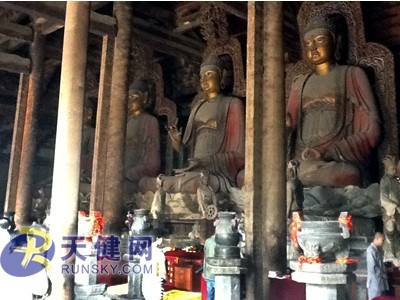 殿內主供七尊大佛為遼代所塑