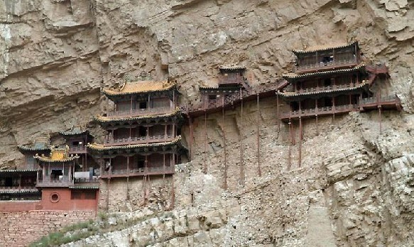恆山懸空寺真正的重心撐在堅硬巖石裡，利用力學原理半插飛梁為基