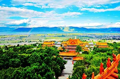 從望海樓往前看看到崇聖寺融入蒼山洱海之間大鵬金翅鳥廣場