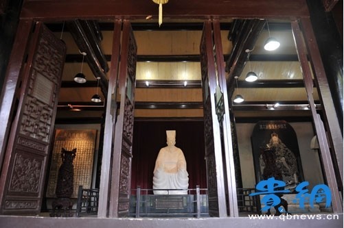 祠堂內，王陽明的雕像端坐正中