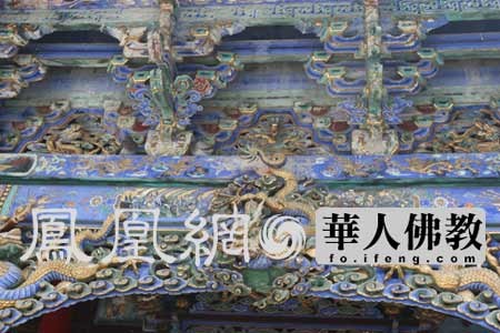 寺前影壁磚雕精致，中心觀音菩薩雕工尤佳
