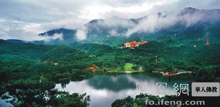 遠眺梧桐山和仙湖環抱的弘法寺