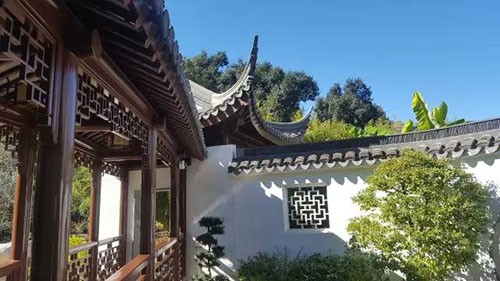 進門後左側連廊
