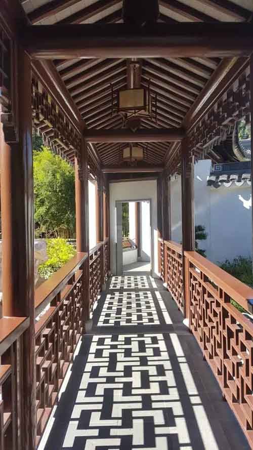 進門後左側連廊欄桿光影圖
