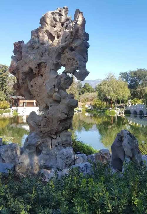 西側池邊孤賞石（太湖石峰石）