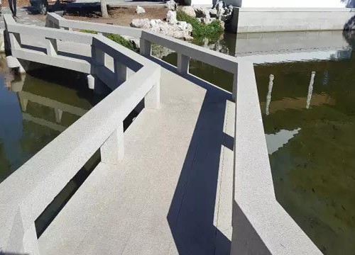 畫舫北側的石曲橋