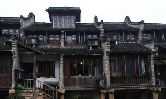 沿水而建的老木屋