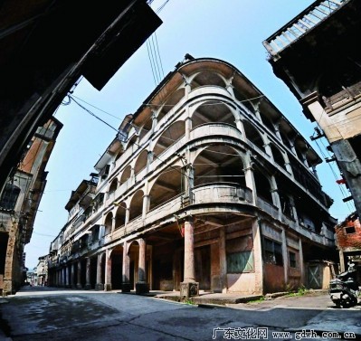 民國時期建築松江旅社正、側立面，左為繁榮路延伸連接中山路