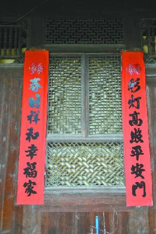大多數窗花還保持著完整，也有些成了玻璃窗