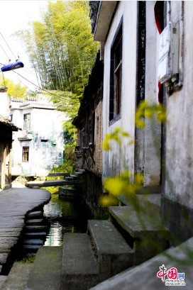 靈山古村落水街兩邊，農人“依林靠壁，築房造屋”