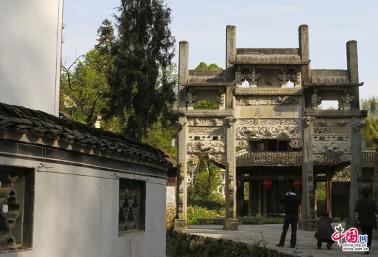 建於明正德六年的翰苑牌坊，吸引游客駐足拍照