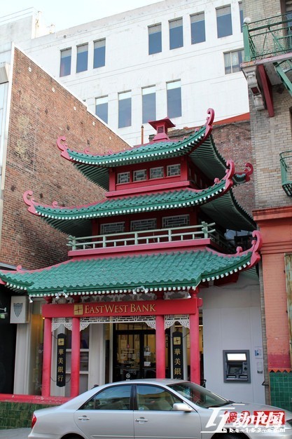 有好些的建築物都是中國宮殿式是古建築屋頂