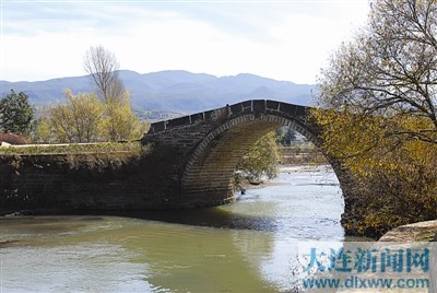 當年的馬幫必經村頭這座石橋進入古鎮，如今已經變成街邊的雕塑，只有那鈴音與馬蹄聲偶爾在古鎮的夜空幻化成回響